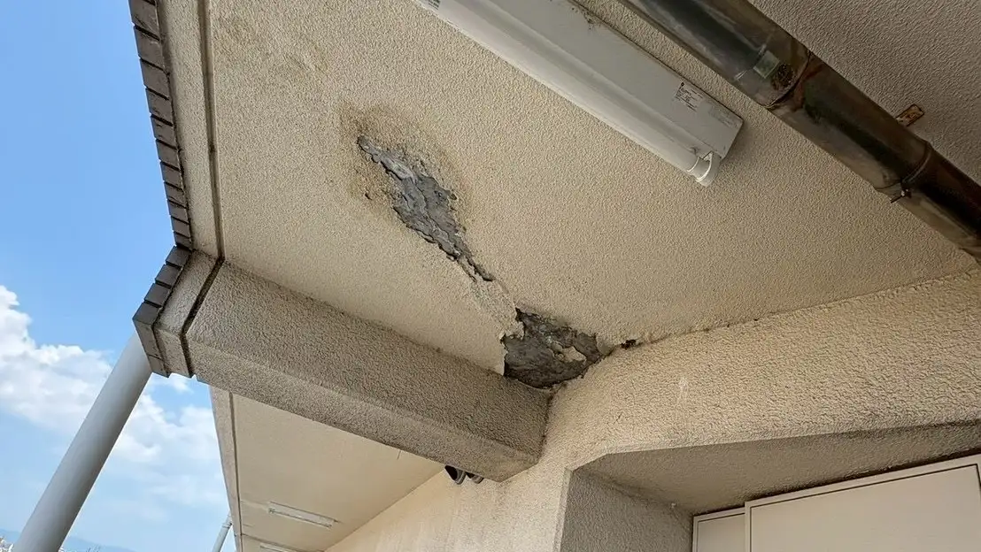 守口市・門真市での雨漏り修理現場。外壁天井のコンクリートが剥がれ落ち、内部まで腐食が進んだ深刻な雨漏り被害の様子。