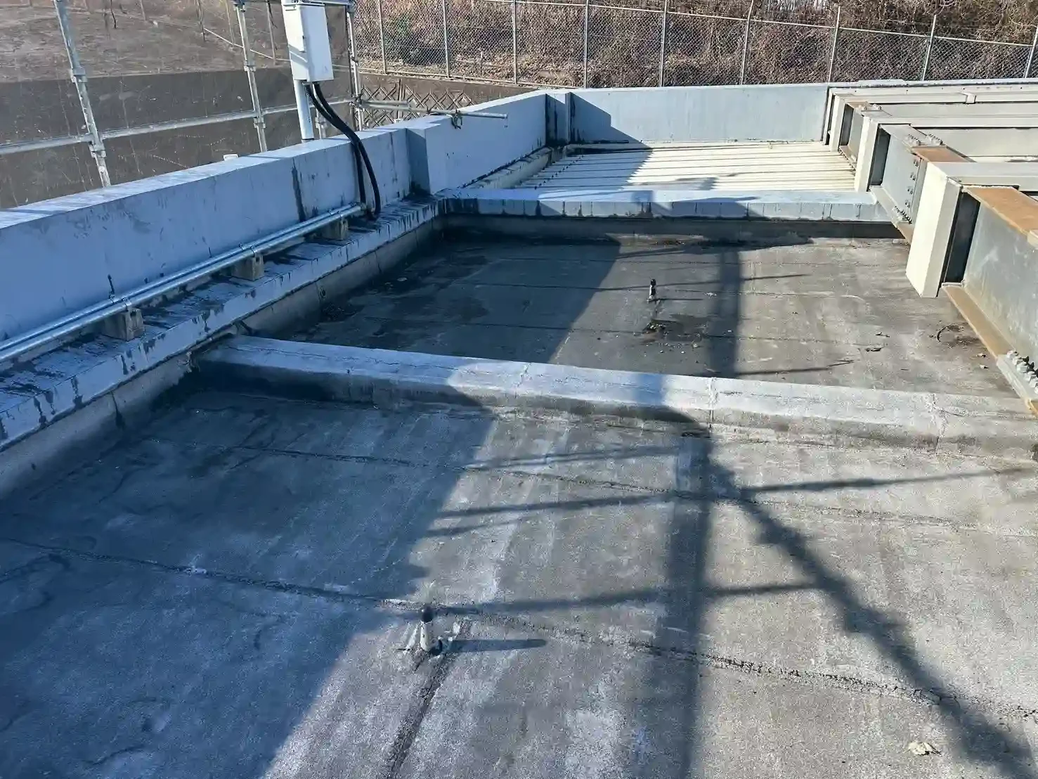 京都府城陽市の屋上防水工事前の劣化し雨漏りが発生している状況