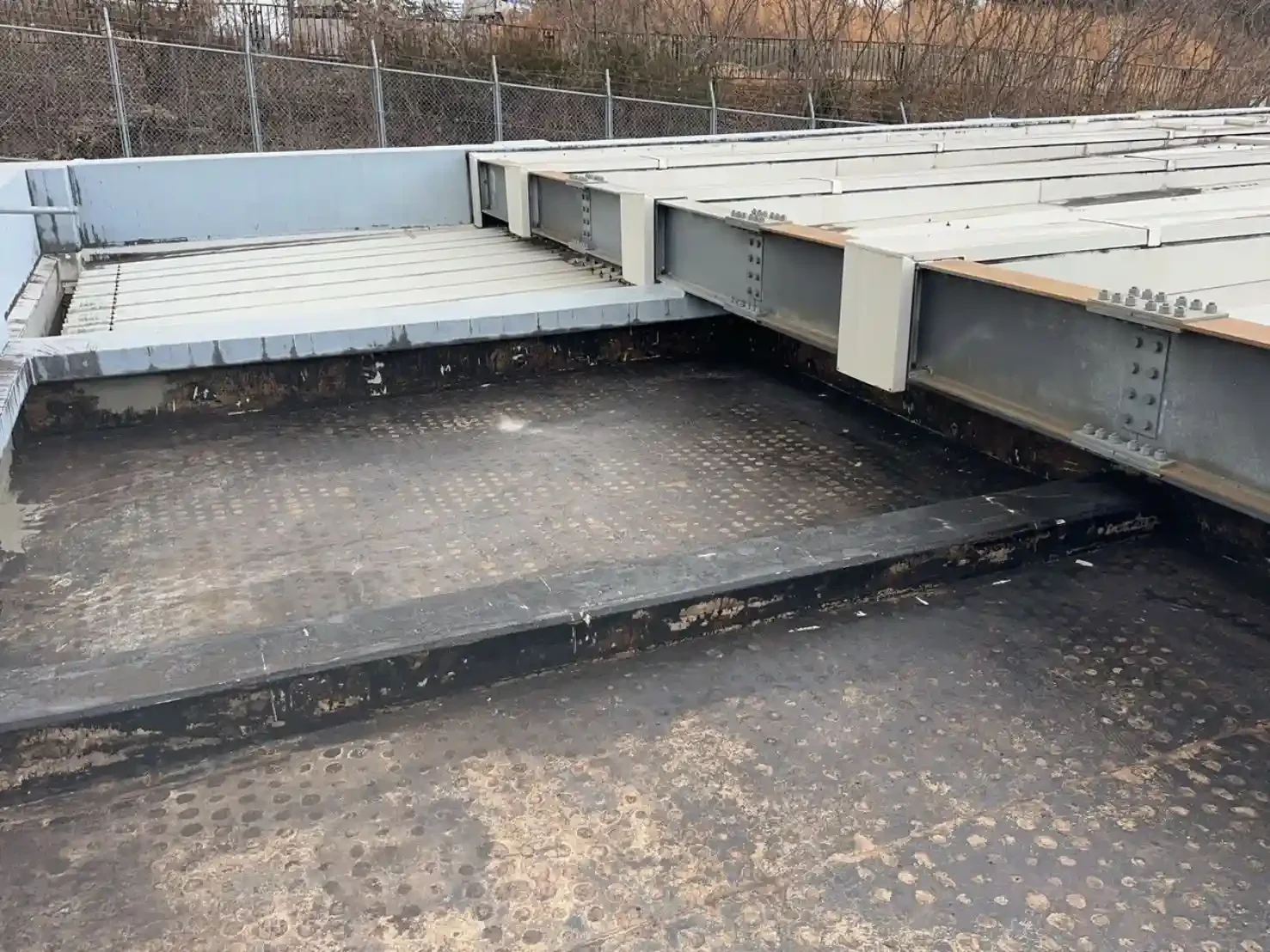 既存防水層の撤去が完了し清掃されたコンクリートの下地