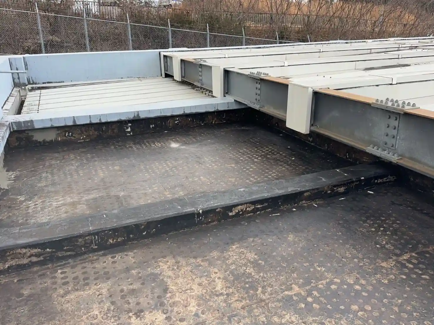 既存防水層の撤去が完了し清掃されたコンクリートの下地