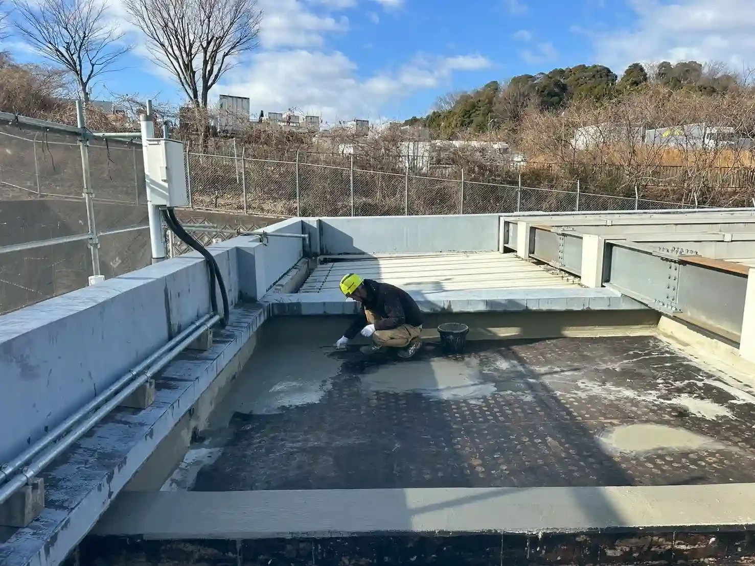 防水材の密着性を高めるために下地の凹凸を平滑に整える不陸調整