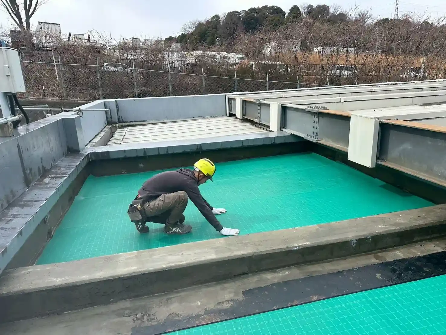 ウレタン防水の膨れを防ぐための通気緩衝シート（緑色）の敷設