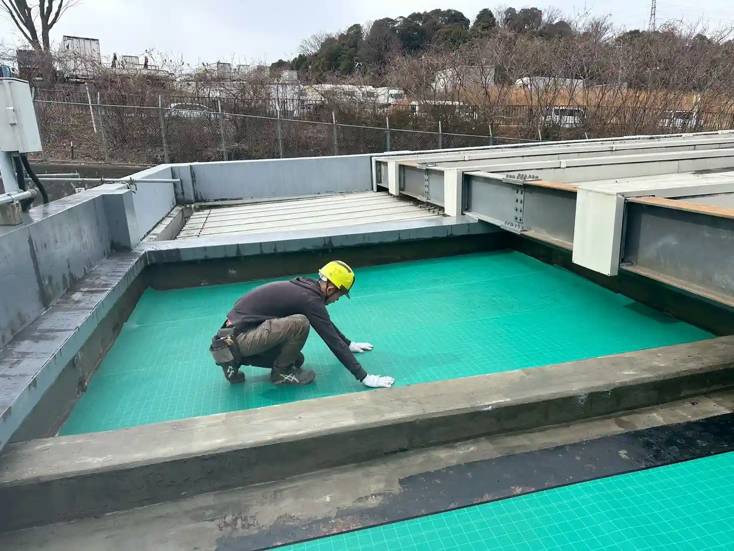 ウレタン防水の膨れを防ぐための通気緩衝シート（緑色）の敷設