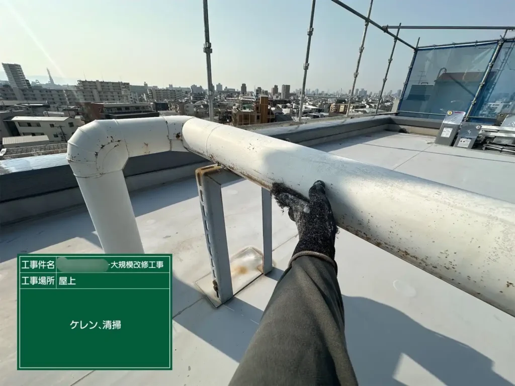 配管のサビや旧塗膜を削り落とすケレン作業の様子