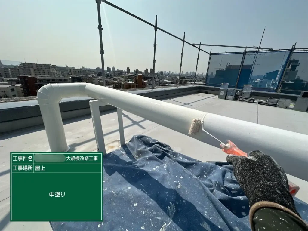 厚みを持たせるための中塗り作業の様子