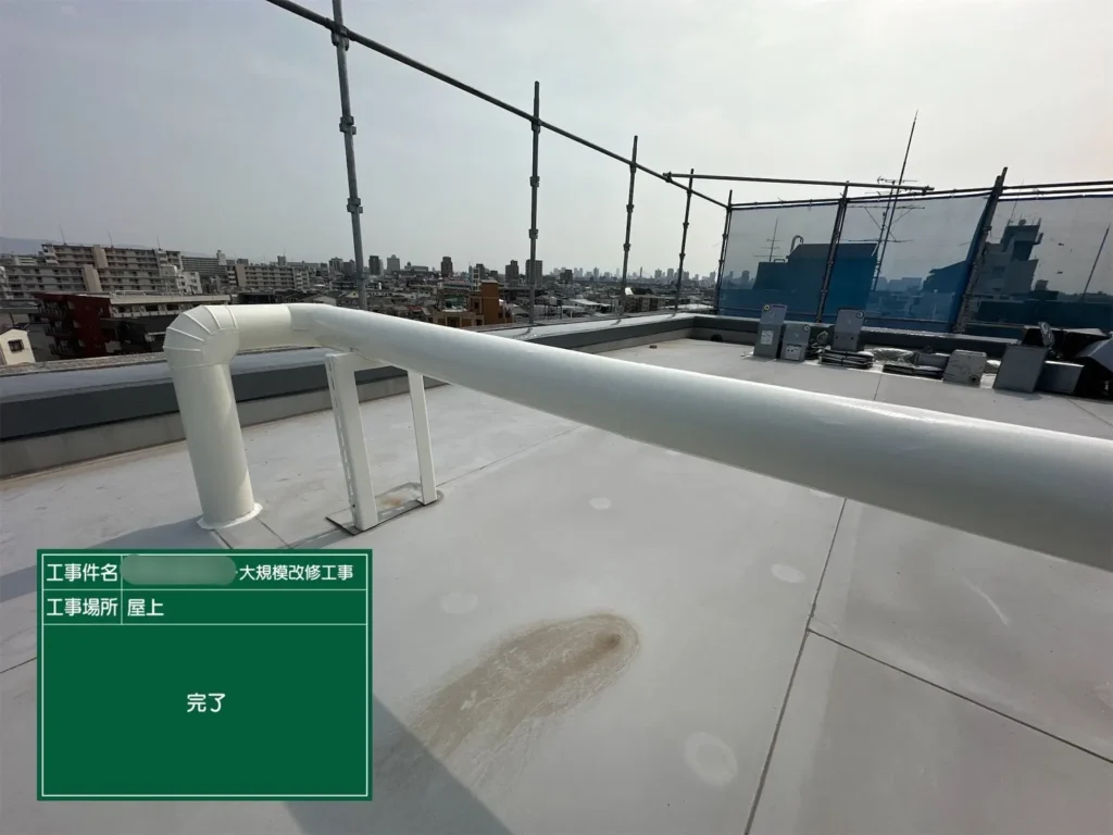 塗装が完了し、光沢を取り戻した屋上配管